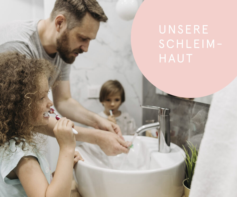 familie beim zaehneputzen|||||zähneputzen schleimhaut