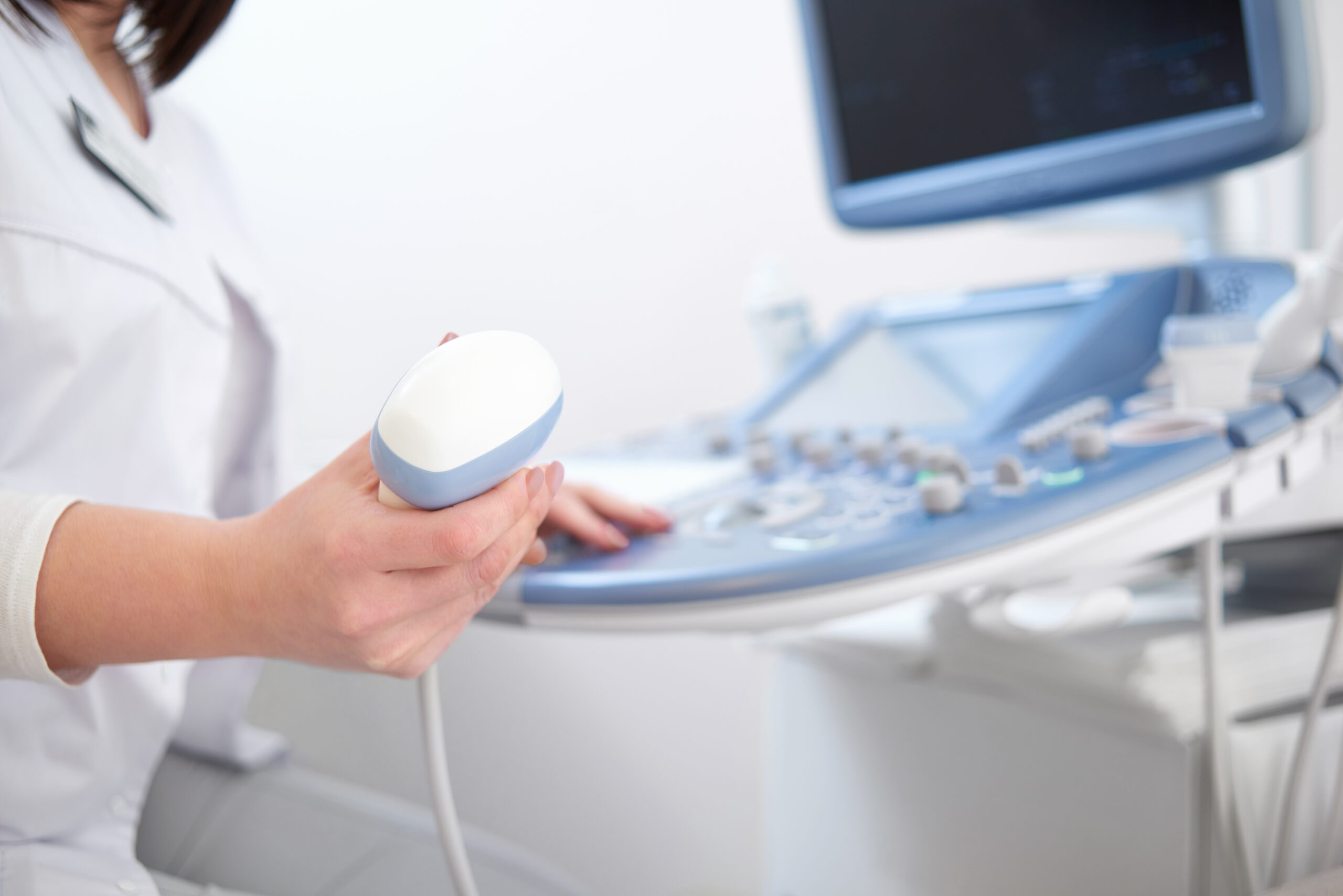 Ärztin bedient Ultraschallgerät
