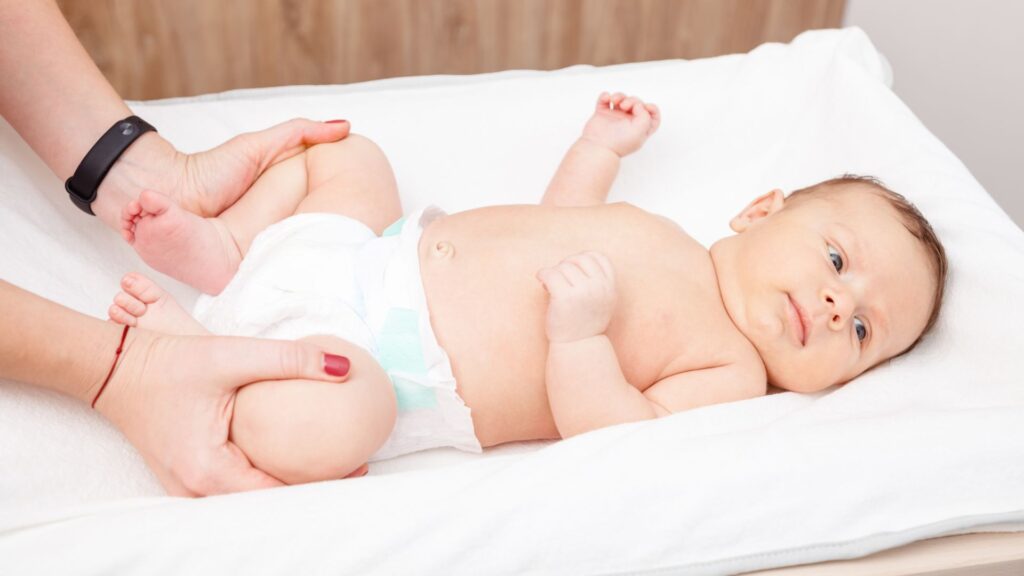 Eine Frau hÃ¤lt die FÃ¼Ãe eines Babys