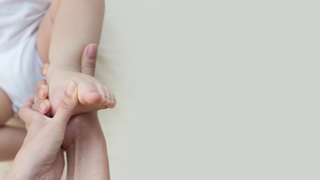 Eine Erwachsene Hand hÃ¤lt einen BabyfuÃ