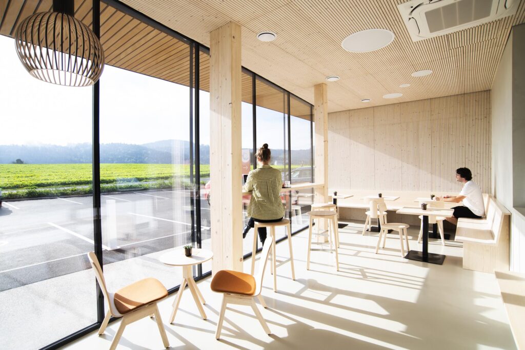 Sitzbereich des Salve Café mit großem Fenster