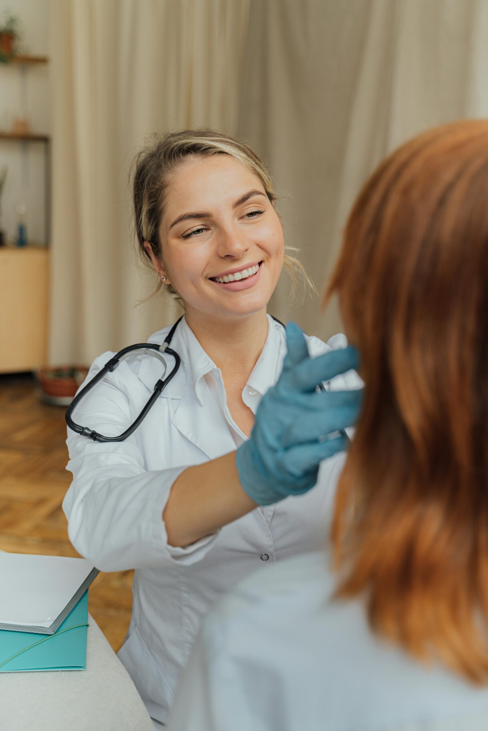 Ärztin mit Patientin im Salvida Wels